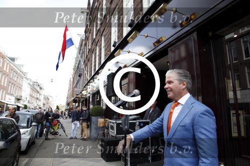 Amsterdam 27 april 2013
Dries Roelvink zingt koningslied voor de deur bij Oger Lusink op de pc hooftstraat.
Peter Smulders bv