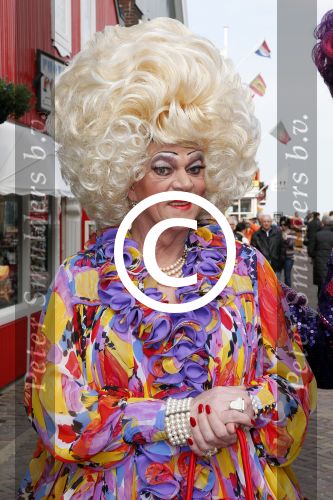Volendam 22 april 2013
Linda de Mol reikt de eerse l Homo uit aan Johannes Rypma die op de cover staat. De presentatie was in hotel Spaander. Edwin v Kollenburg als travestiet
Peter Smulders bv