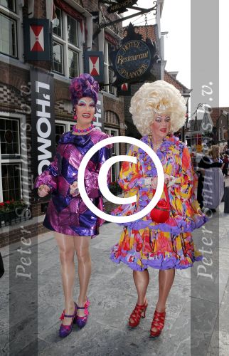 Volendam 22 april 2013
Linda de Mol reikt de eerse l Homo uit aan Johannes Rypma die op de cover staat. De presentatie was in hotel Spaander. Edwin v Kollenburg als travestiet
Peter Smulders bv