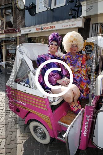 Volendam 22 april 2013
Linda de Mol reikt de eerse l Homo uit aan Johannes Rypma die op de cover staat. De presentatie was in hotel Spaander. Edwin v Kollenburg als travestiet
Peter Smulders bv