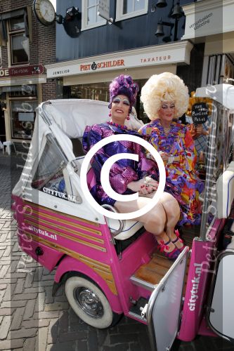 Volendam 22 april 2013
Linda de Mol reikt de eerse l Homo uit aan Johannes Rypma die op de cover staat. De presentatie was in hotel Spaander. Edwin v Kollenburg als travestiet
Peter Smulders bv