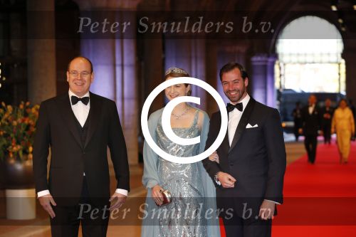Amsterdam, 29 April 2013
Vertrek Kon. familie vanuit Paleis op de Dam naar het diner in het Rijksmuseum
Erfgroothertog Guillaume van Luxemburg met echtgenote Gravin Phanie de Lannoy en Prins Albert van Monaco
Foto Peter Smulders BV