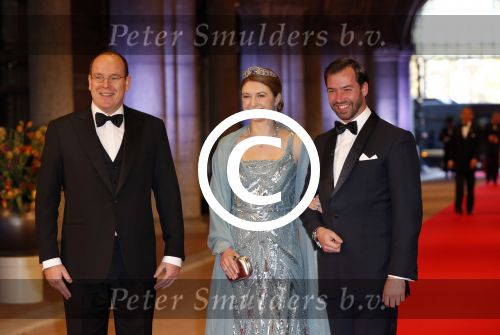 Amsterdam, 29 April 2013
Vertrek Kon. familie vanuit Paleis op de Dam naar het diner in het Rijksmuseum
Erfgroothertog Guillaume van Luxemburg met echtgenote Gravin Phanie de Lannoy en Prins Albert van Monaco
Foto Peter Smulders BV