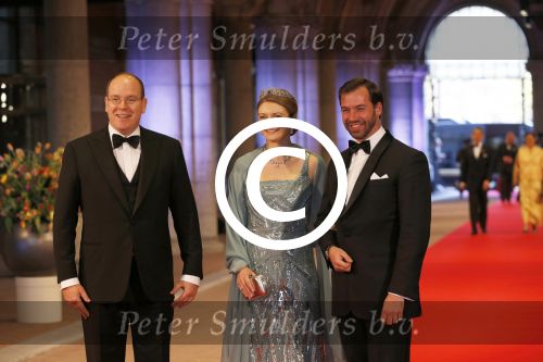 Amsterdam, 29 April 2013
Vertrek Kon. familie vanuit Paleis op de Dam naar het diner in het Rijksmuseum
Erfgroothertog Guillaume van Luxemburg met echtgenote Gravin Phanie de Lannoy en Prins Albert van Monaco
Foto Peter Smulders BV
