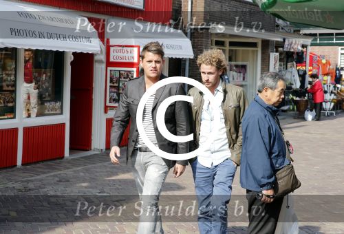 Volendam 22 april 2013
Linda de Mol reikt de eerse l Homo uit aan Johannes Rypma die op de cover staat. De presentatie was in hotel Spaander. Cees Tol en Ewout Genemans
Peter Smulders bv