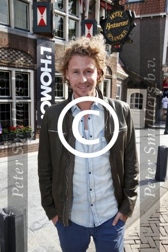 Volendam 22 april 2013
Linda de Mol reikt de eerse l Homo uit aan Johannes Rypma die op de cover staat. De presentatie was in hotel Spaander. Ewout Genemans met broer
Peter Smulders bv