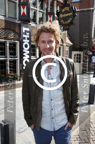 Volendam 22 april 2013
Linda de Mol reikt de eerse l Homo uit aan Johannes Rypma die op de cover staat. De presentatie was in hotel Spaander. Ewout Genemans met broer
Peter Smulders bv