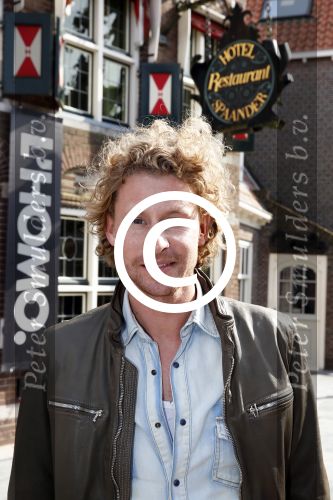 Volendam 22 april 2013
Linda de Mol reikt de eerse l Homo uit aan Johannes Rypma die op de cover staat. De presentatie was in hotel Spaander. Ewout Genemans met broer
Peter Smulders bv