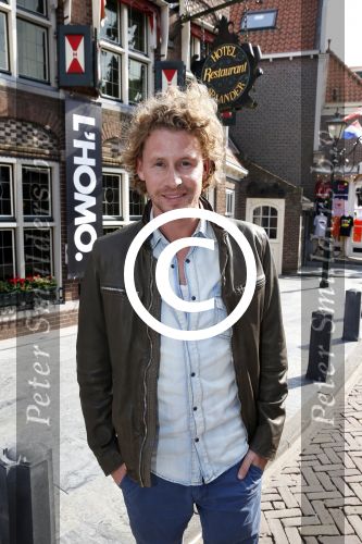 Volendam 22 april 2013
Linda de Mol reikt de eerse l Homo uit aan Johannes Rypma die op de cover staat. De presentatie was in hotel Spaander. Ewout Genemans met broer
Peter Smulders bv