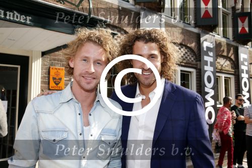 Volendam 22 april 2013
Linda de Mol reikt de eerse l Homo uit aan Johannes Rypma die op de cover staat. De presentatie was in hotel Spaander. Ewout Genemans met broer
Peter Smulders bv