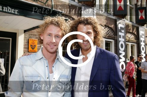 Volendam 22 april 2013
Linda de Mol reikt de eerse l Homo uit aan Johannes Rypma die op de cover staat. De presentatie was in hotel Spaander. Ewout Genemans met broer
Peter Smulders bv