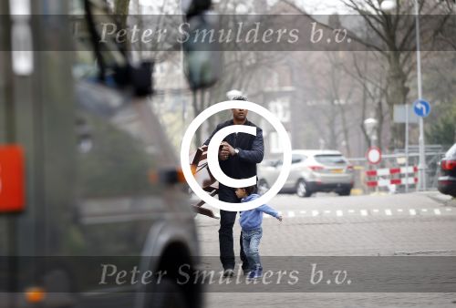 Amsterdam 25 april 2013
Frank Rijkaard met zijn vrouw en zoon bij hun nieuwe huis aan het vondelpark.
Peter Smulders bv
