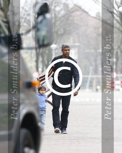 Amsterdam 25 april 2013
Frank Rijkaard met zijn vrouw en zoon bij hun nieuwe huis aan het vondelpark.
Peter Smulders bv