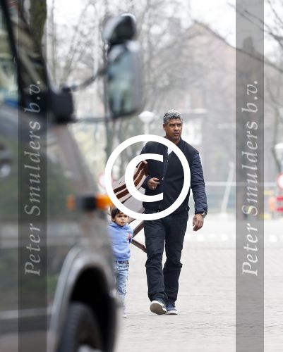 Amsterdam 25 april 2013
Frank Rijkaard met zijn vrouw en zoon bij hun nieuwe huis aan het vondelpark.
Peter Smulders bv