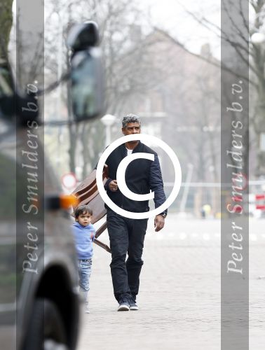 Amsterdam 25 april 2013
Frank Rijkaard met zijn vrouw en zoon bij hun nieuwe huis aan het vondelpark.
Peter Smulders bv