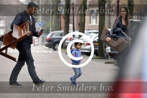 Amsterdam 25 april 2013
Frank Rijkaard met zijn vrouw en zoon bij hun nieuwe huis aan het vondelpark.
Peter Smulders bv