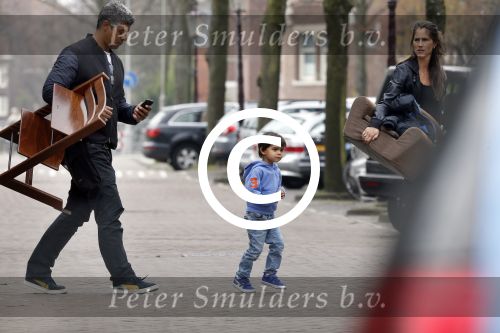 Amsterdam 25 april 2013
Frank Rijkaard met zijn vrouw en zoon bij hun nieuwe huis aan het vondelpark.
Peter Smulders bv