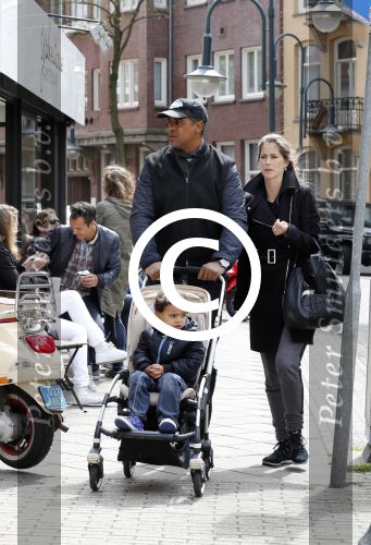 Amsterdam 10 mei 2013
Frank Rijkaard aan het winkelen /wandelen met zijn vrouw Stephanie zoon en schoonmoeder in de cornelis schuytstraat en het vondelpark.
Peter Smulders bv