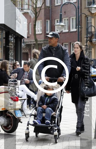 Amsterdam 10 mei 2013
Frank Rijkaard aan het winkelen /wandelen met zijn vrouw Stephanie zoon en schoonmoeder in de cornelis schuytstraat en het vondelpark.
Peter Smulders bv