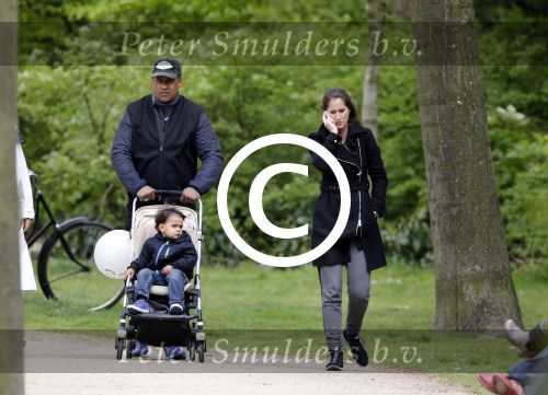 Amsterdam 10 mei 2013
Frank Rijkaard aan het winkelen /wandelen met zijn vrouw Stephanie zoon en schoonmoeder in de cornelis schuytstraat en het vondelpark.
Peter Smulders bv