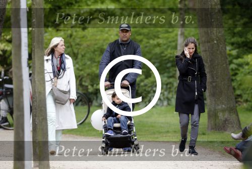Amsterdam 10 mei 2013
Frank Rijkaard aan het winkelen /wandelen met zijn vrouw Stephanie zoon en schoonmoeder in de cornelis schuytstraat en het vondelpark.
Peter Smulders bv