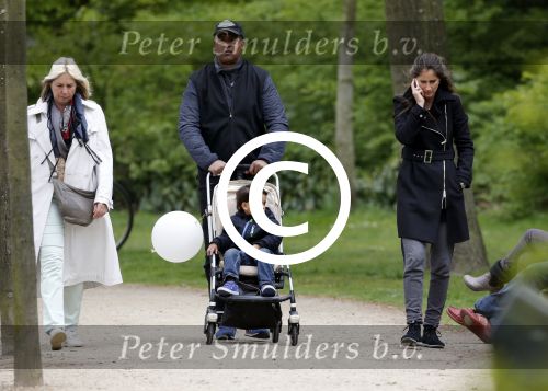 Amsterdam 10 mei 2013
Frank Rijkaard aan het winkelen /wandelen met zijn vrouw Stephanie zoon en schoonmoeder in de cornelis schuytstraat en het vondelpark.
Peter Smulders bv
