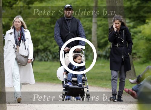 Amsterdam 10 mei 2013
Frank Rijkaard aan het winkelen /wandelen met zijn vrouw Stephanie zoon en schoonmoeder in de cornelis schuytstraat en het vondelpark.
Peter Smulders bv