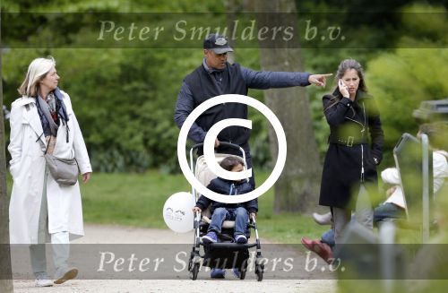 Amsterdam 10 mei 2013
Frank Rijkaard aan het winkelen /wandelen met zijn vrouw Stephanie zoon en schoonmoeder in de cornelis schuytstraat en het vondelpark.
Peter Smulders bv