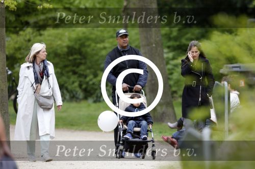 Amsterdam 10 mei 2013
Frank Rijkaard aan het winkelen /wandelen met zijn vrouw Stephanie zoon en schoonmoeder in de cornelis schuytstraat en het vondelpark.
Peter Smulders bv