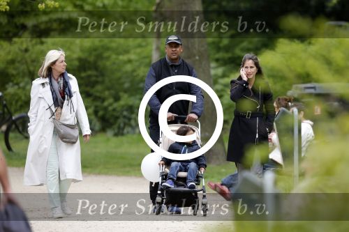 Amsterdam 10 mei 2013
Frank Rijkaard aan het winkelen /wandelen met zijn vrouw Stephanie zoon en schoonmoeder in de cornelis schuytstraat en het vondelpark.
Peter Smulders bv