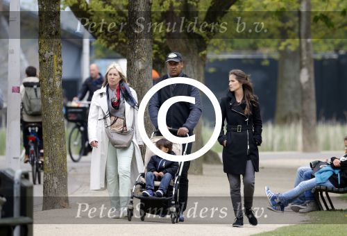 Amsterdam 10 mei 2013
Frank Rijkaard aan het winkelen /wandelen met zijn vrouw Stephanie zoon en schoonmoeder in de cornelis schuytstraat en het vondelpark.
Peter Smulders bv