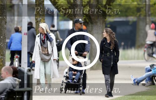 Amsterdam 10 mei 2013
Frank Rijkaard aan het winkelen /wandelen met zijn vrouw Stephanie zoon en schoonmoeder in de cornelis schuytstraat en het vondelpark.
Peter Smulders bv
