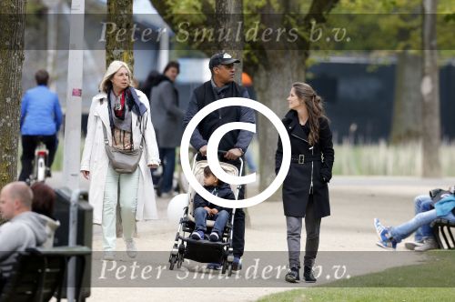 Amsterdam 10 mei 2013
Frank Rijkaard aan het winkelen /wandelen met zijn vrouw Stephanie zoon en schoonmoeder in de cornelis schuytstraat en het vondelpark.
Peter Smulders bv