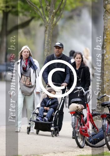Amsterdam 10 mei 2013
Frank Rijkaard aan het winkelen /wandelen met zijn vrouw Stephanie zoon en schoonmoeder in de cornelis schuytstraat en het vondelpark.
Peter Smulders bv