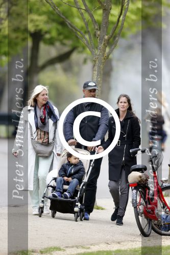 Amsterdam 10 mei 2013
Frank Rijkaard aan het winkelen /wandelen met zijn vrouw Stephanie zoon en schoonmoeder in de cornelis schuytstraat en het vondelpark.
Peter Smulders bv