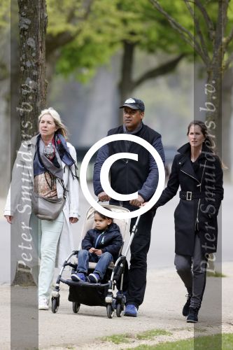 Amsterdam 10 mei 2013
Frank Rijkaard aan het winkelen /wandelen met zijn vrouw Stephanie zoon en schoonmoeder in de cornelis schuytstraat en het vondelpark.
Peter Smulders bv