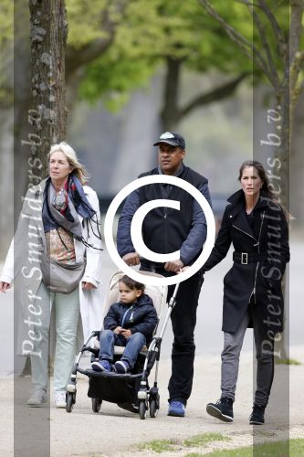 Amsterdam 10 mei 2013
Frank Rijkaard aan het winkelen /wandelen met zijn vrouw Stephanie zoon en schoonmoeder in de cornelis schuytstraat en het vondelpark.
Peter Smulders bv
