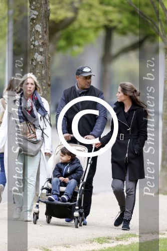 Amsterdam 10 mei 2013
Frank Rijkaard aan het winkelen /wandelen met zijn vrouw Stephanie zoon en schoonmoeder in de cornelis schuytstraat en het vondelpark.
Peter Smulders bv