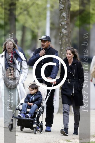 Amsterdam 10 mei 2013
Frank Rijkaard aan het winkelen /wandelen met zijn vrouw Stephanie zoon en schoonmoeder in de cornelis schuytstraat en het vondelpark.
Peter Smulders bv