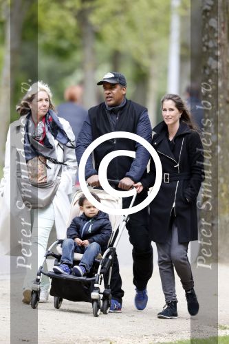 Amsterdam 10 mei 2013
Frank Rijkaard aan het winkelen /wandelen met zijn vrouw Stephanie zoon en schoonmoeder in de cornelis schuytstraat en het vondelpark.
Peter Smulders bv