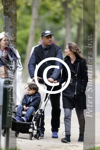 Amsterdam 10 mei 2013
Frank Rijkaard aan het winkelen /wandelen met zijn vrouw Stephanie zoon en schoonmoeder in de cornelis schuytstraat en het vondelpark.
Peter Smulders bv