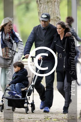 Amsterdam 10 mei 2013
Frank Rijkaard aan het winkelen /wandelen met zijn vrouw Stephanie zoon en schoonmoeder in de cornelis schuytstraat en het vondelpark.
Peter Smulders bv