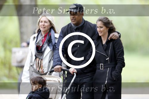 Amsterdam 10 mei 2013
Frank Rijkaard aan het winkelen /wandelen met zijn vrouw Stephanie zoon en schoonmoeder in de cornelis schuytstraat en het vondelpark.
Peter Smulders bv