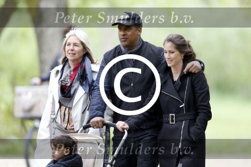 Amsterdam 10 mei 2013
Frank Rijkaard aan het winkelen /wandelen met zijn vrouw Stephanie zoon en schoonmoeder in de cornelis schuytstraat en het vondelpark.
Peter Smulders bv
