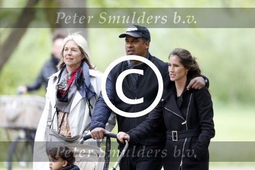 Amsterdam 10 mei 2013
Frank Rijkaard aan het winkelen /wandelen met zijn vrouw Stephanie zoon en schoonmoeder in de cornelis schuytstraat en het vondelpark.
Peter Smulders bv