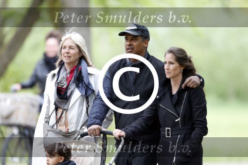 Amsterdam 10 mei 2013
Frank Rijkaard aan het winkelen /wandelen met zijn vrouw Stephanie zoon en schoonmoeder in de cornelis schuytstraat en het vondelpark.
Peter Smulders bv