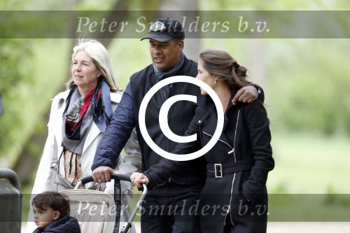 Amsterdam 10 mei 2013
Frank Rijkaard aan het winkelen /wandelen met zijn vrouw Stephanie zoon en schoonmoeder in de cornelis schuytstraat en het vondelpark.
Peter Smulders bv