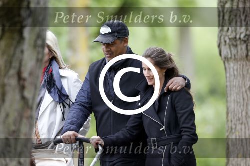 Amsterdam 10 mei 2013
Frank Rijkaard aan het winkelen /wandelen met zijn vrouw Stephanie zoon en schoonmoeder in de cornelis schuytstraat en het vondelpark.
Peter Smulders bv