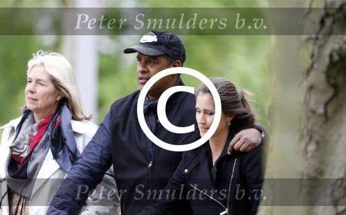 Amsterdam 10 mei 2013
Frank Rijkaard aan het winkelen /wandelen met zijn vrouw Stephanie zoon en schoonmoeder in de cornelis schuytstraat en het vondelpark.
Peter Smulders bv