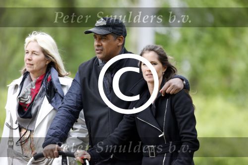Amsterdam 10 mei 2013
Frank Rijkaard aan het winkelen /wandelen met zijn vrouw Stephanie zoon en schoonmoeder in de cornelis schuytstraat en het vondelpark.
Peter Smulders bv